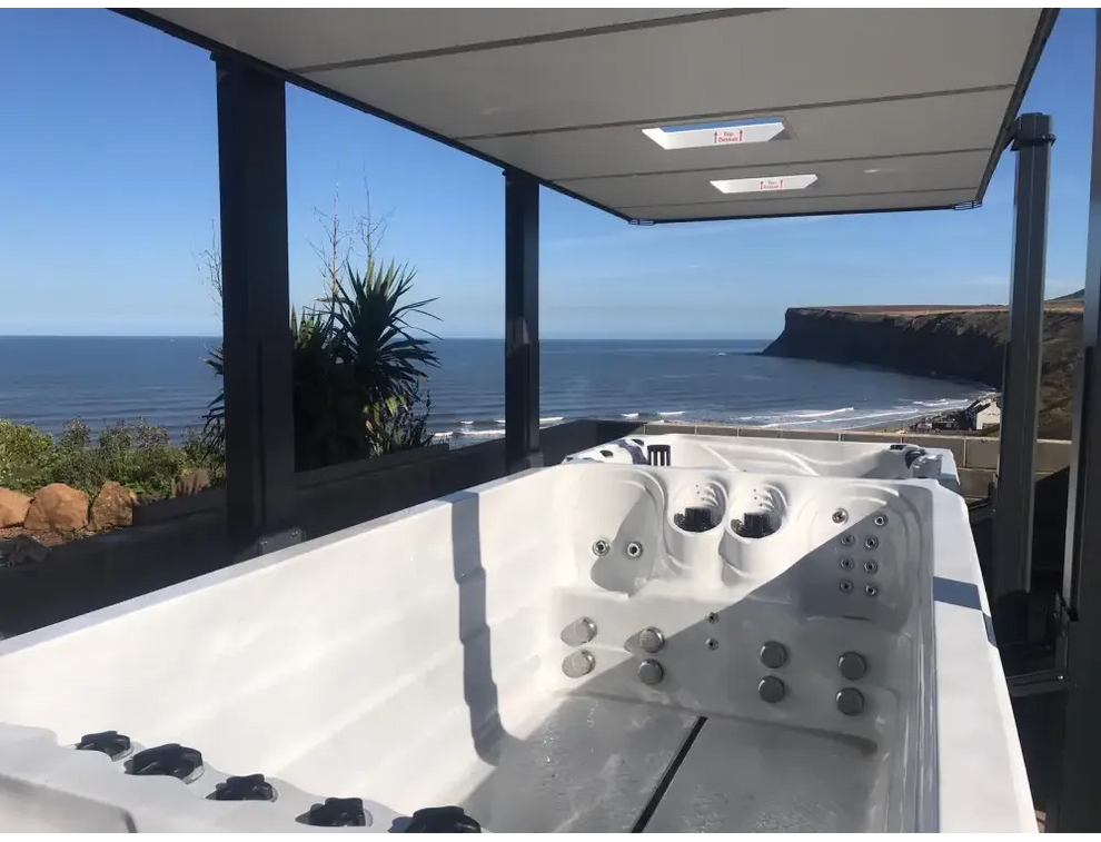 Vit PassionSpa Dynamic Deep Swim Spa – Sport Collection, vit badkar med jetmunstycken och paneler