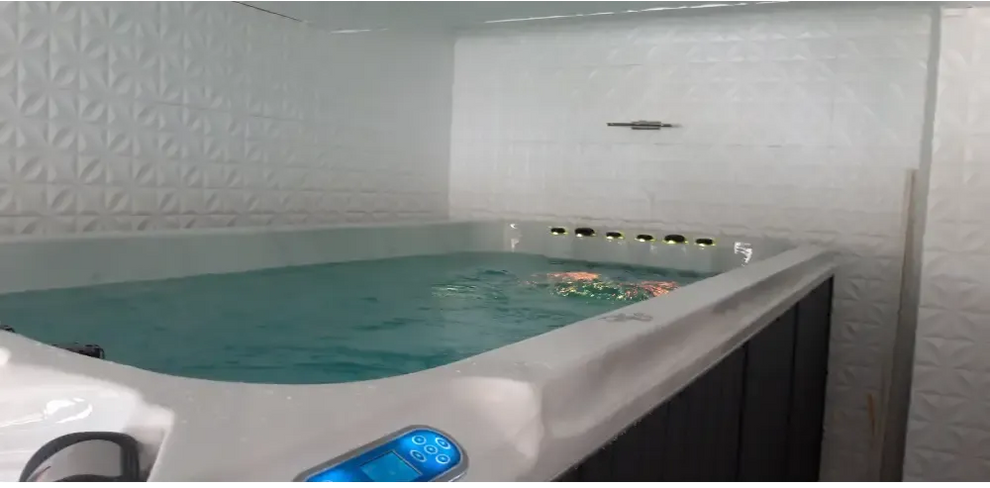 Vit PassionSpa Dynamic Swim Spa – Sport Collection med vit bad, turkost vatten och digital panel