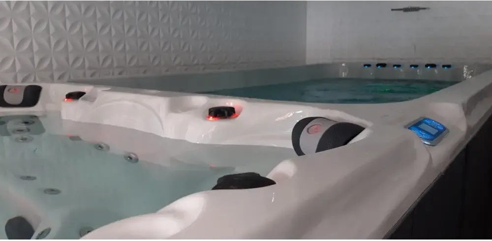 Vit PassionSpa Dynamic Swim Spa – Sport Collection, vit badkar med svarta reglage och blå display