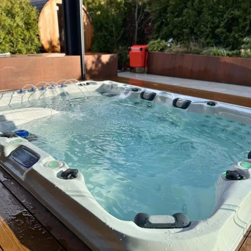 PassionSpa Ecstatic Mighty Wave Spabad med ljusgrå exteriör och svarta grepp