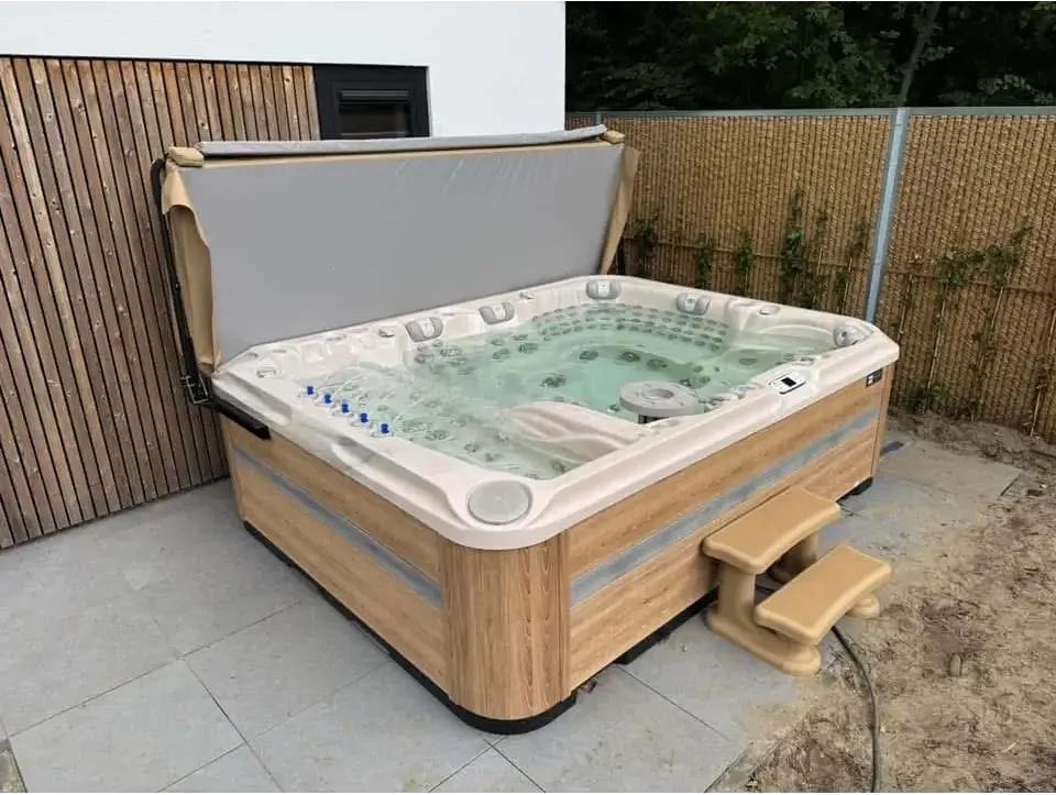 PassionSpa Ecstatic Mighty Wave spabad i beige trä med grå täck