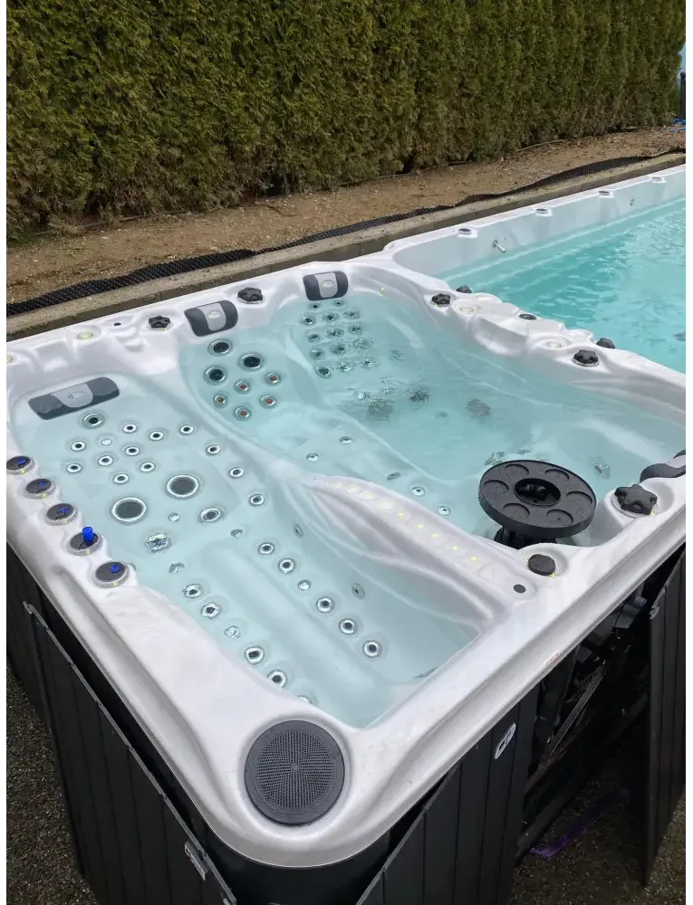 Vit PassionSpa Energy Deep Swim Spa – Sport Collection, vit med svarta accenter och flera jetmunstycken