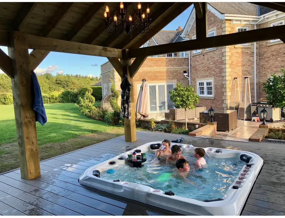 Vit PassionSpa Excite Mighty Wave Spabad med vit bad, blått vatten och svarta paneler