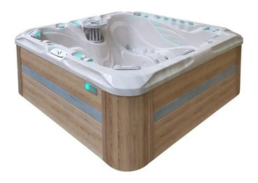 Modern vitvar hot tub PassionSpa Felicity med träpaneler och silverdetaljer