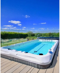 Vit PassionSpa Fitness 1 Deep Swim Spa med blåvatten och grå bas
