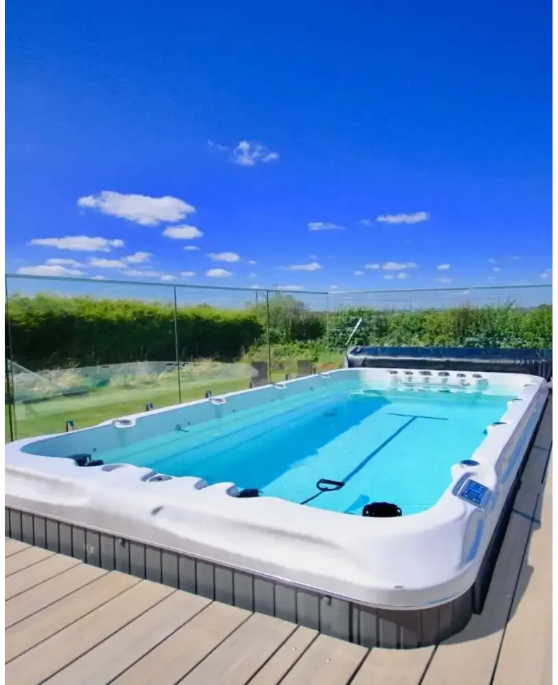 PassionSpa Fitness 1 Swim Spa med vit rektangulär form, blått vatten och grå kakelbas