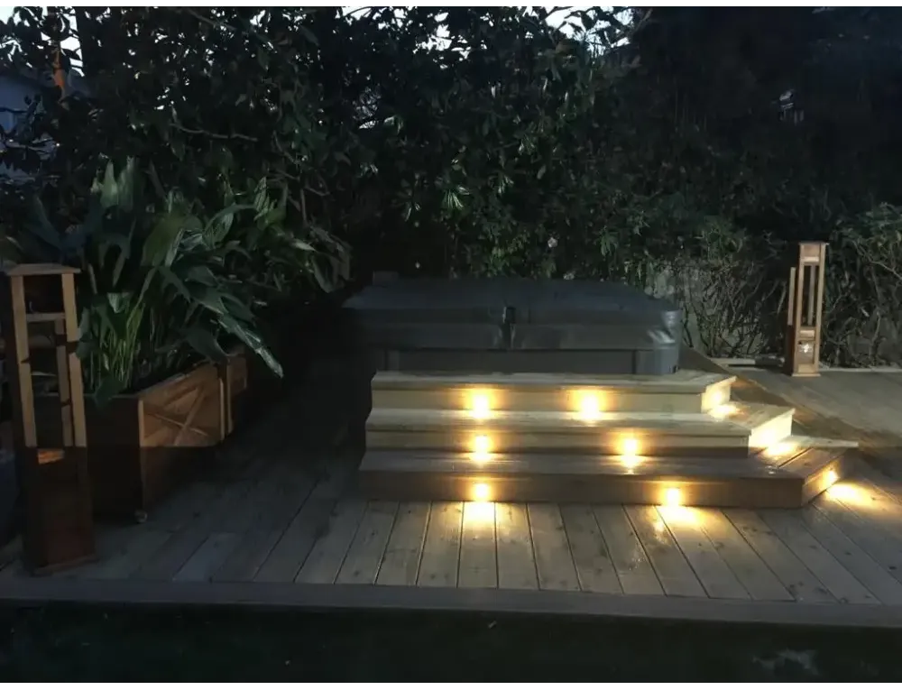 Mörkgrå PassionSpa Relax Spabad Pure Collection med trättrappor och ambient belysning