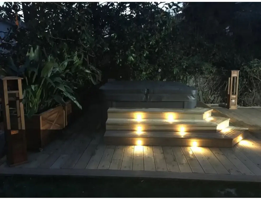 Mörkgrå PassionSpa Relax Spabad Pure Collection med trättrappor och ambient belysning