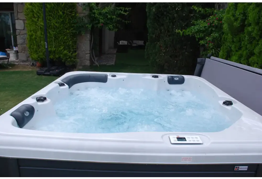 Vit PassionSpa Relax Spabad Pure Collection i vitt och grått med bubblande vatten, svarta nackstöd och kontrollpanel
