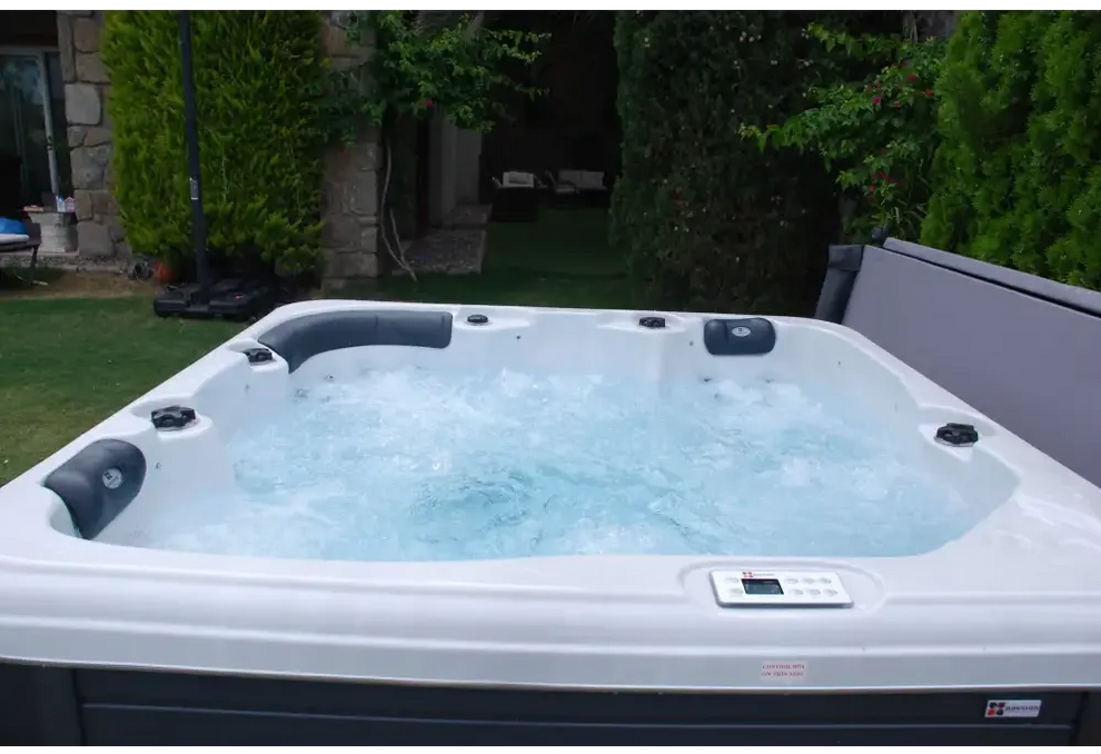 Vit PassionSpa Relax Spabad Pure Collection i vitt och grått med bubblande vatten, svarta nackstöd och kontrollpanel