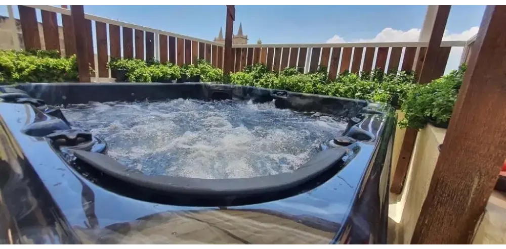 Svart PassionSpa Relax Spabad Pure Collection med bubblande vatten och glansig, kurvad kant