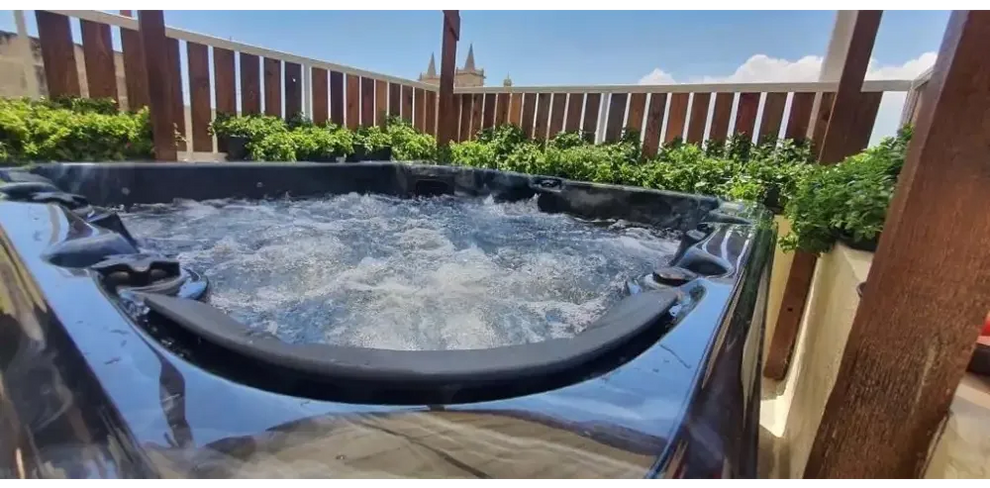 Svart PassionSpa Relax Spabad Pure Collection med bubblande vatten och glansig, kurvad kant