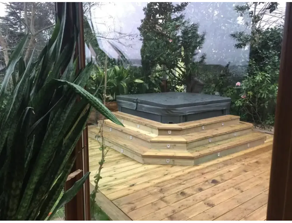 Mörkgrå PassionSpa Relax Spabad Pure Collection med trädäck och steg