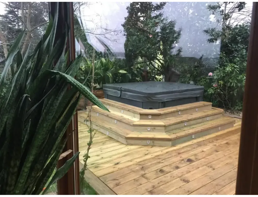Mörkgrå PassionSpa Relax Spabad Pure Collection med trädäck och steg