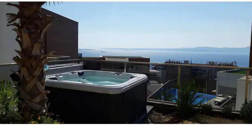 PassionSpa Relax Spabad Pure Collection svart med blåvatten på takterrass mot hav