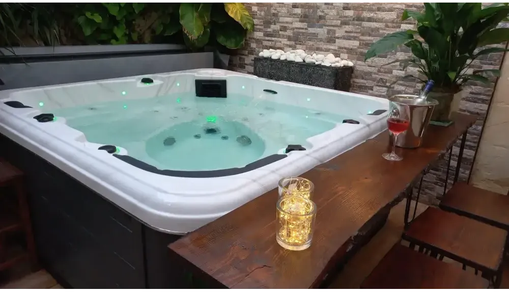 Vitvitt badkar PassionSpa Relax Spabad Pure Collection med svarta accenter och gröna LED-ljus
