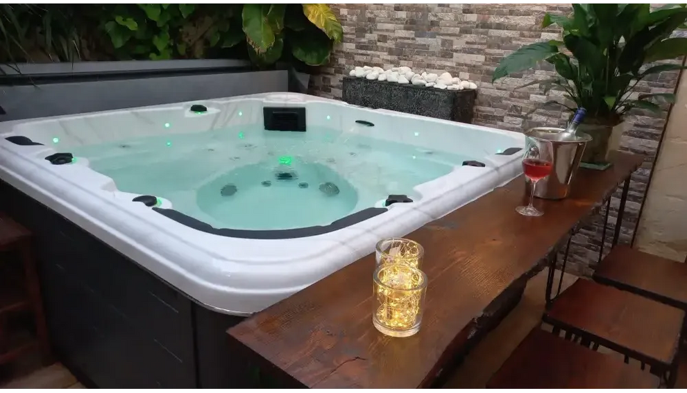 Vitvitt badkar PassionSpa Relax Spabad Pure Collection med svarta accenter och gröna LED-ljus