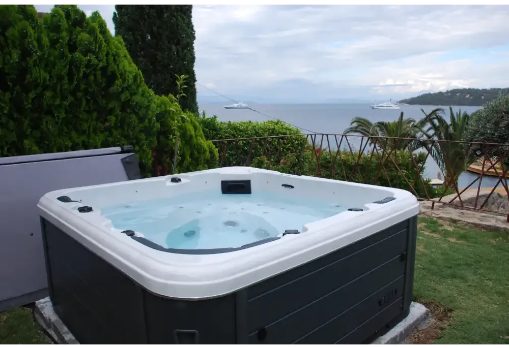 Vitvitt och mörkgrå PassionSpa Relax Spabad Pure Collection, modern utomhusmodell