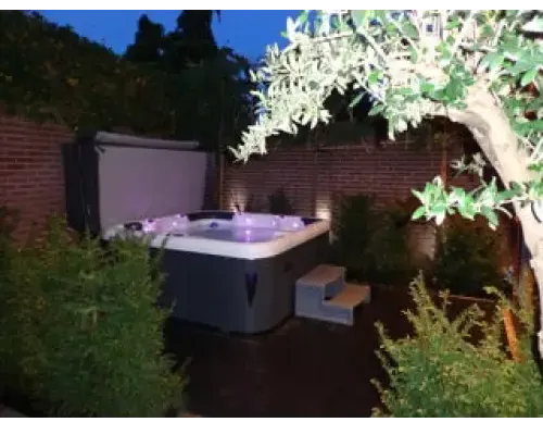 Grå och vit PassionSpa Relax Spabad Pure Collection med inbyggda trappor