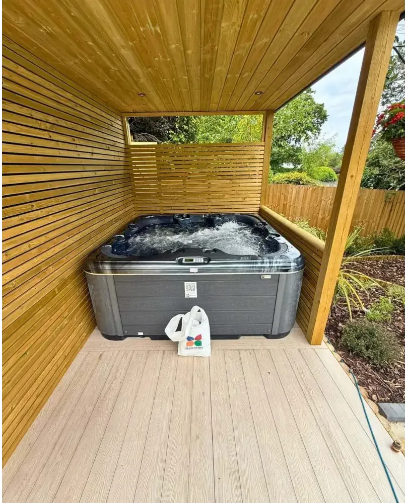 PassionSpa Rewind-spabad – grå utforming, svart innside, boblende vann, treterrasse