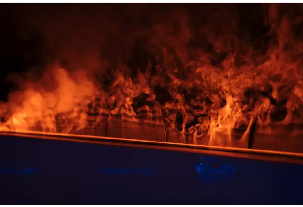 PassionSpa Serene 6 eldstad med flammande orange lågor på mörk yta