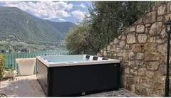 PassionSpa Serene 6-spabad – ildsted, hvit og svart, moderne utforming, steinvegg