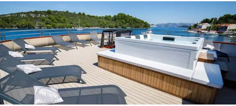 Vit PassionSpa Serene 6 Fire Pit Spabad – vit rektangulärt spabad med träpanel