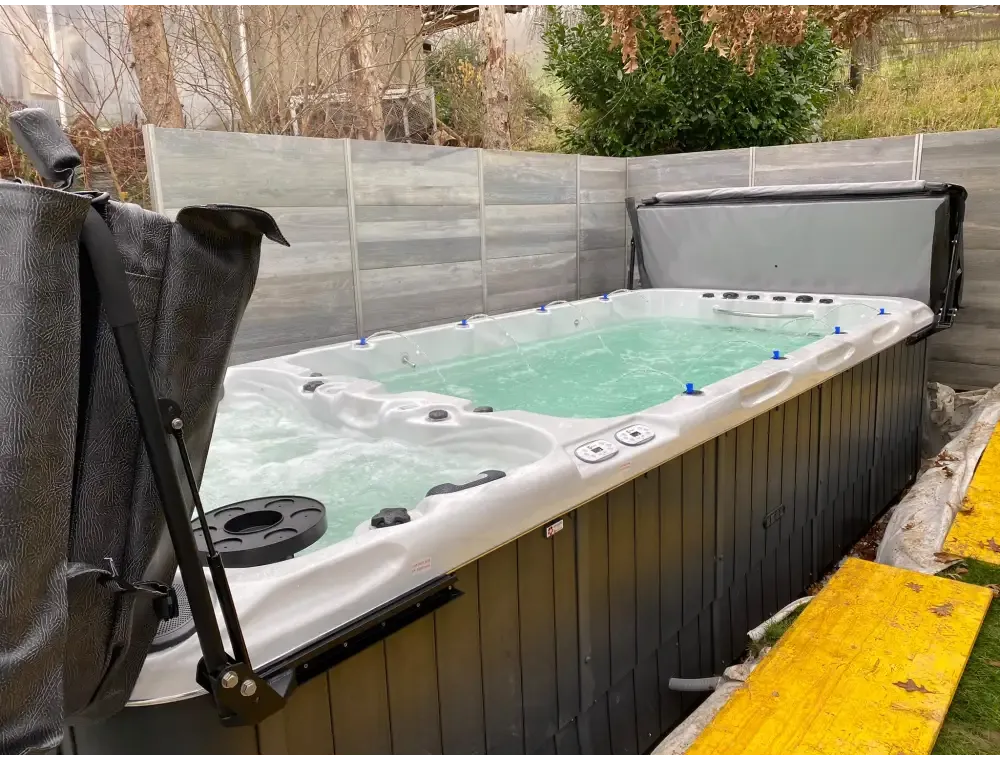 Vit och svart PassionSpa Spirit Deep Swim Spa med turkost vatten och jetmunstycken