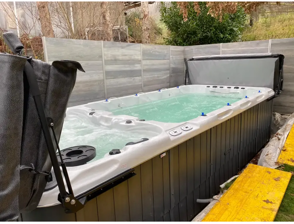 Vit och svart PassionSpa Spirit Deep Swim Spa med turkost vatten och jetmunstycken