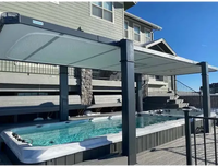 Modern grå pergola med translucent takpanel på PassionSpa Vitality