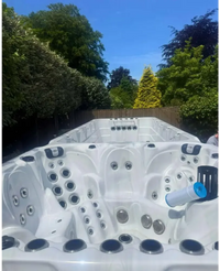 Vit PassionSpa Vitality Deep Swim Spa – Sport Collection, vit badkar med jetmunstycken och svarta accenter