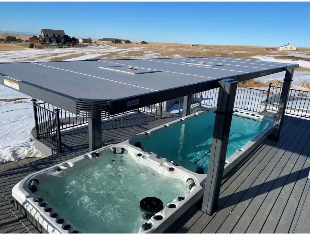 Grå solpanelstak med svart metallram över PassionSpa Vitality Deep Swim Spa