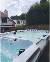 PassionSpa Vitality Deep Swim Spa i Sport Collection, grå med bubblande turkost vatten