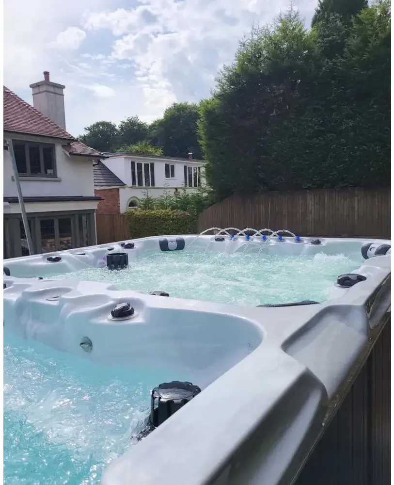 PassionSpa Vitality Deep Swim Spa i Sport Collection, grå med bubblande turkost vatten