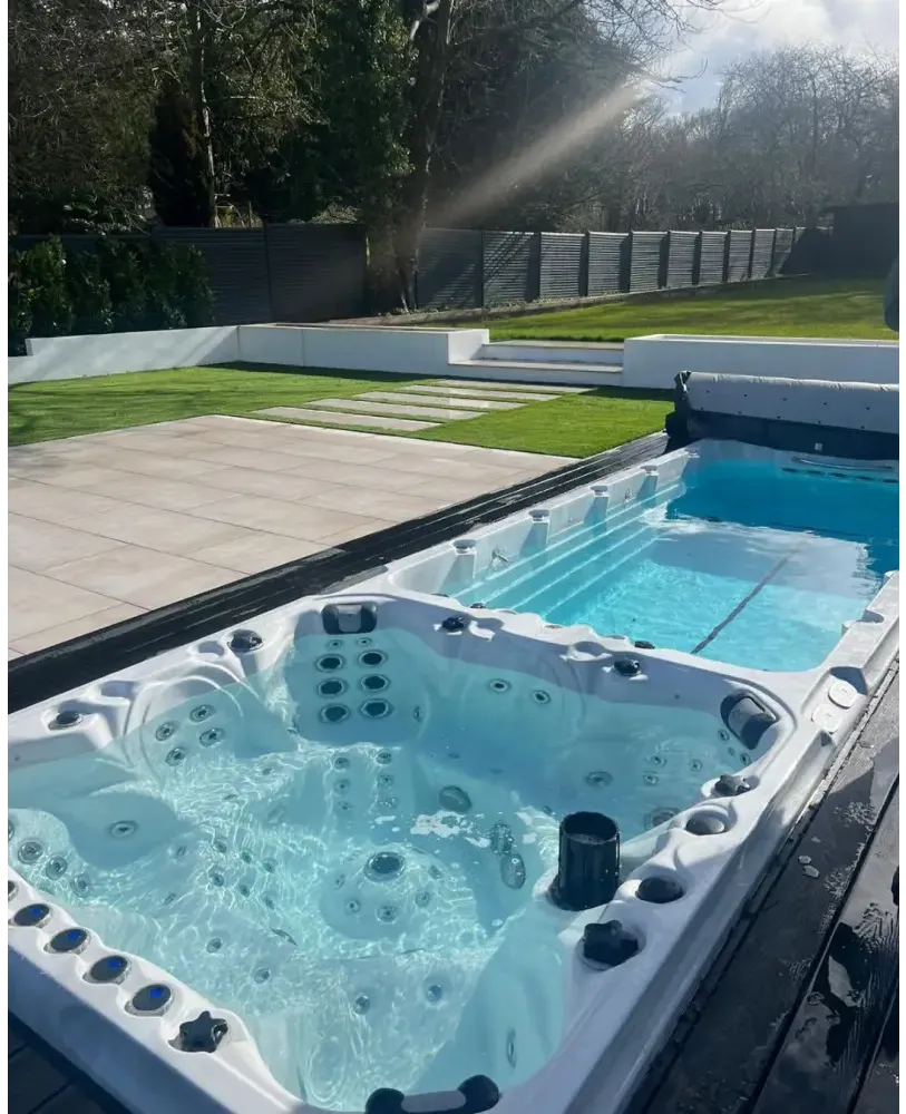 Vit PassionSpa Vitality Swim Spa med vit bad, blåvatten och svarta jetstrålar