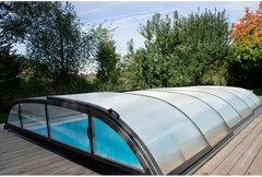 Dallas-bassengtak – 3 x 6, smal utforming, buet overdekning, klare paneler, svart ramme
