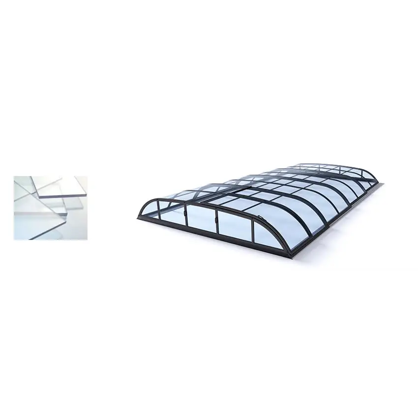 Svart ramat pooltak Dallas med genomskinliga bågade paneler över blå pool