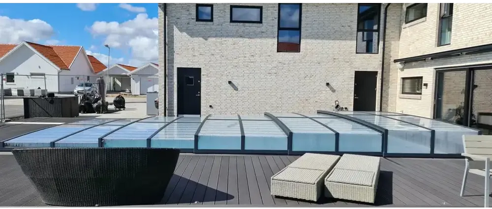 Modern pooltak icon med sarg klarplast antracit på trädeck