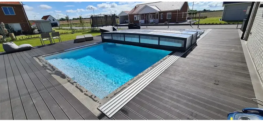 Pooltaket Icon med sarg klarplast i antracit på trädeck