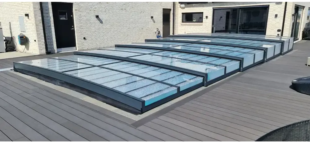 Pooltaket Icon med sarg klarplast i antracit över trädäck