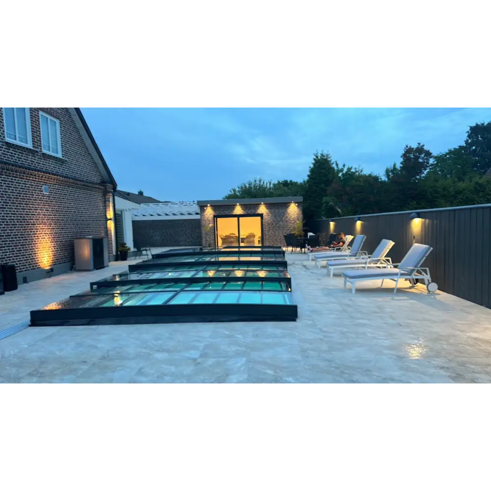 Modern glashägnad pool med Pooltak Icon Kit, svart ram och upplysta kanter