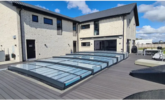 Icon Kit-bassengtak – moderne utforming med gjennomsiktige paneler, over en treterrasse