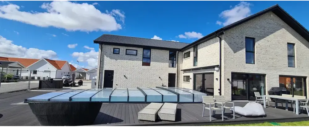 Modern vit tegelhus med mörkgrå tak och stora glasfönster i pooltak icon kit