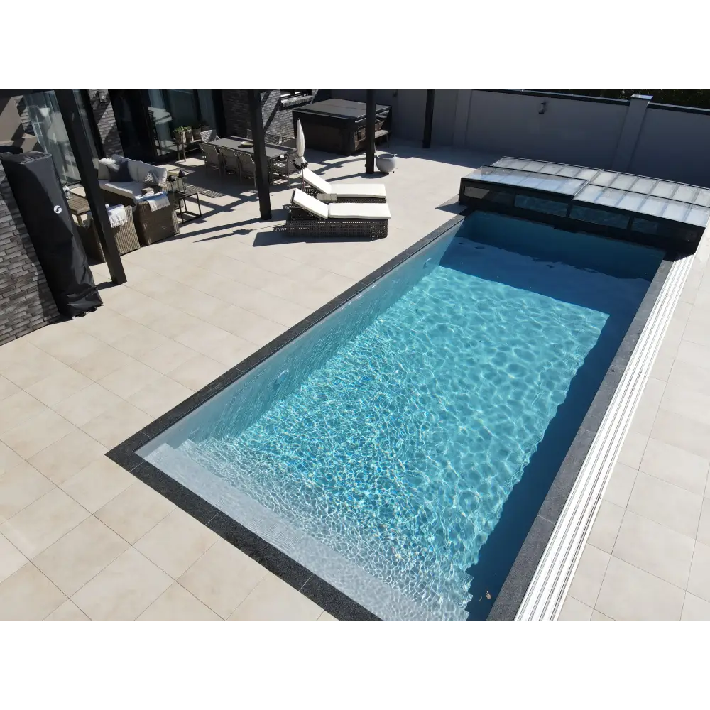 Rektangulärt pooltak icon kit s2 4×8 med klarglas, sidodörr och antracitfärgat enkelskena runt pool med svart kakelram