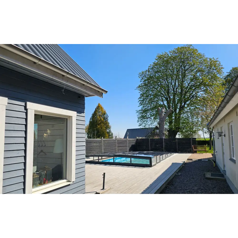 Blått plåttak med vit trim i modern pooltak icon kit