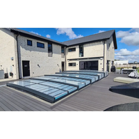 Moderna glastakspaneler med mörka ramar över trädeck i Pooltak Icon Kit