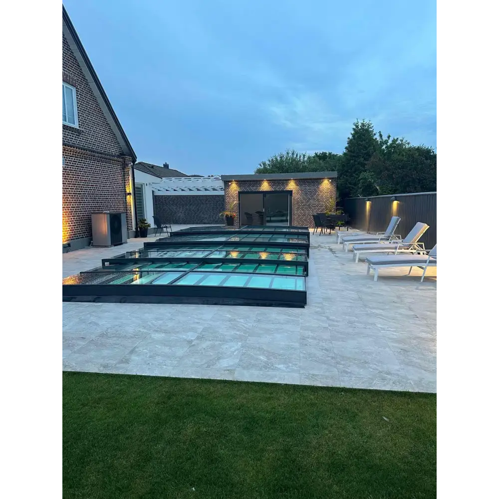 Modern glashägnad pool med pooltak icon kit i svart ram