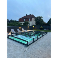 Modern glashägnad pool med pooltak icon kit och turkost vatten