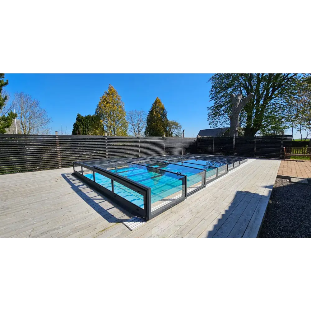 Modern glashägnad pool med Pooltak Icon Kit över inglasad pool