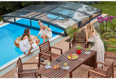 Infinity-bassengtak – sterke profiler, brun treterrasse ved bassenget